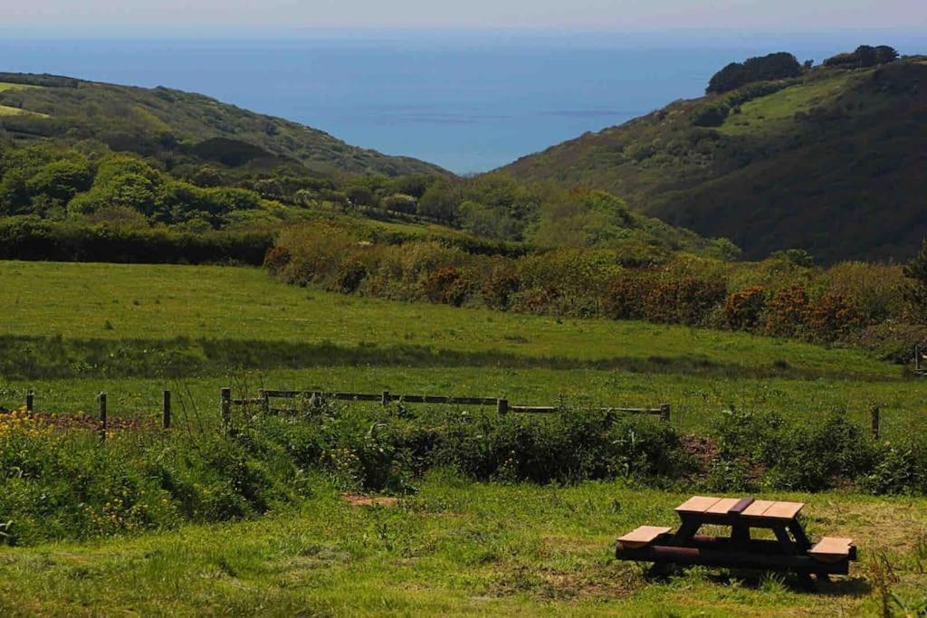 Spacious Cabin On Isolated Farm With Sea View Bude Esterno foto